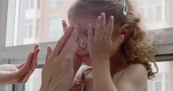 Материнские Руки Наносят Солнцезащитный Крем Милое Детское Лицо Съемка Кинокамеру — стоковое видео