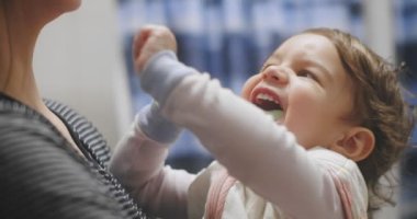 Dişlerini fırçalayan komik küçük kız. 4K RAW 'da bir sinema kamerasında çekildi..