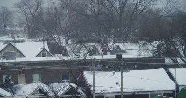 Toronto 'daki kar fırtınasından sonra konut çekimleri yapılıyor. 4K görüntü.