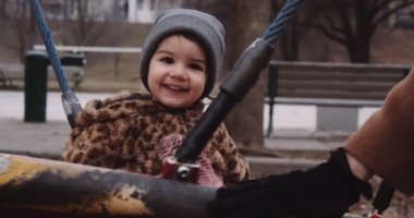 Sonbaharda Toronto parkında oynayan küçük bir kız. Sinematik 4K görüntüleri.