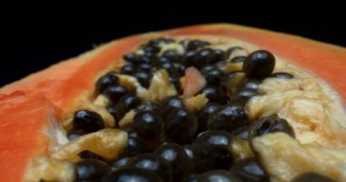Makro sonda merceğiyle çekilmiş benzersiz bir papaya fotoğrafı. 4K RAW 'da bir sinema kamerasında çekildi..