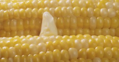 Eriyen tereyağlı taze pişmiş mısırın güzel pozu. 4K RAW 'da bir sinema kamerasında çekildi..