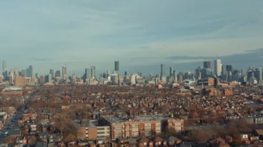 West End Toronto 'nun Sonbahar Gecesi Mahallesi' nin havadan çekilmiş görüntüleri. Sinematik 4K görüntüleri.
