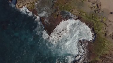 Porto Riko kıyı şeridinin kayalık bir bölgesinin havadan görünüşü. Sinematik 4K çekim kuruyor.