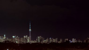 Fırtınalı bir gecede Toronto 'nun süper ultra geniş görüşü. Bir sinema kamerasında çekilmiş..
