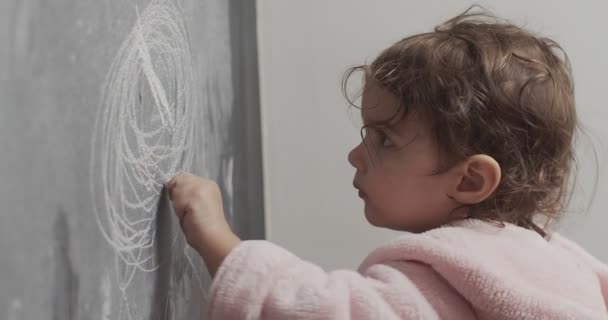 Kleinkind Unterhält Sich Während Einer Covid Quarantäne Mit Einer Kreidetafel — Stockvideo