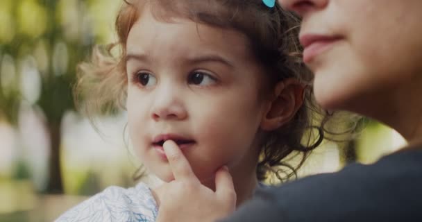 Aranyos Kislány Anya Élvezik Parkot Nyáron Valódi Felvételeket Ban Lőtték — Stock videók