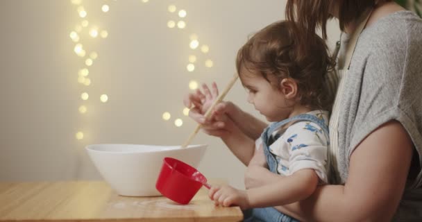Милая Малышка Помогает Маме Печь Печенье Съемка Raw Кинокамеру — стоковое видео