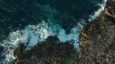 Porto Riko 'daki Playa Mar Chiquita Sahili' nin çekimleri. Sinematik 4K görüntüleri.