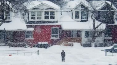 Toronto 'daki kar fırtınasından sonra konut çekimleri yapılıyor. 4K görüntü.