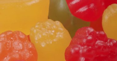 Makro boy jelibon, jöle şekeri. 4K RAW 'da bir sinema kamerasında çekildi..