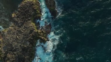 Porto Riko 'daki Playa Mar Chiquita Sahili' nin çekimleri. Sinematik 4K görüntüleri.