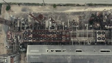 Terk edilmiş bir petrol rafinerisinin havadan çekim görüntüleri. Sinematik 4K görüntüleri.