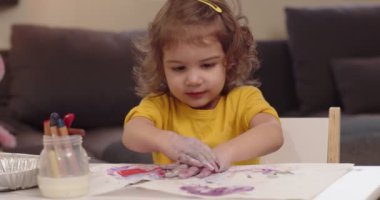Küçük şirin kız resim yapıyor. Sinematik 4K görüntüleri.