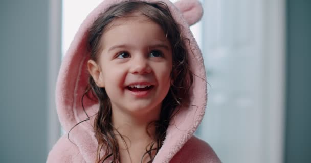 お風呂の後にピンクのローブを着たかわいい幼児の女の子 4K映像 — ストック動画