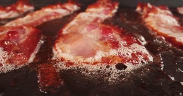 Tiro Controle Deslizante Fechado Ato Fritar Bacon Fresco Uma Chapa — Vídeo de Stock