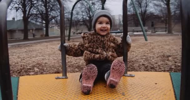 Тоддлер Играет Улице Парке Торонто Поздней Осенью Кинематографические Кадры — стоковое видео