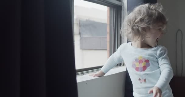 Fetiţă Care Uită Fereastră Timpul Închiderii Covid Împuşcat Imagini Din — Videoclip de stoc