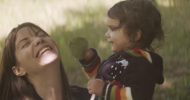 Mãe Menina Explorando Parque Após Longo Confinamento Imagens Vida Real — Vídeo de Stock