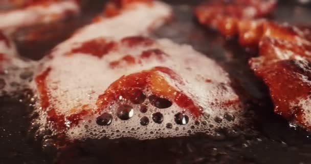 Närbild Reglaget Skott Färsk Bacon Steka Griddle Filmklipp Från — Stockvideo