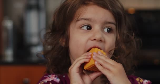 Toddler Menyelinap Menggigit Sepotong Raksasa Keju Cheddar Shot Cinema Camera — Stok Video