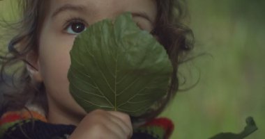 Uzun bir tecritten sonra parkı keşfeden tatlı bir kız. Gerçek hayat, gizli 4K görüntüleri..