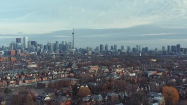 West End Toronto 'nun Sonbahar Gecesi Mahallesi' nin havadan çekilmiş görüntüleri. Sinematik 4K görüntüleri.