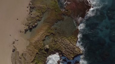 Porto Riko kıyı şeridinin kayalık bir bölgesinin havadan görünüşü. Sinematik 4K çekim kuruyor.