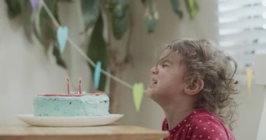 Doğum gününde ağlayan tatlı bir kızın portresi. COVID-19 tecridi sırasında eski konsept çekimleri eğlenceli.