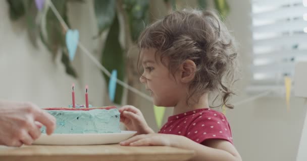 Covid 19ロックダウン中に誕生日を祝う幼児の女の子 本物の映像だ 映画館のカメラで4Kで撮影 — ストック動画