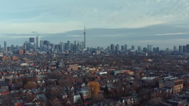 Aerial Establishing Shot West End Toronto Neighborhood Late Fall Inglés — Vídeo de stock