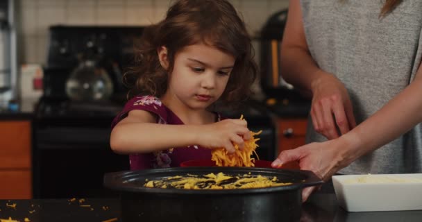 托德勒女孩帮助做通心粉和奶酪 用4K镜头在摄像机上拍摄 — 图库视频影像