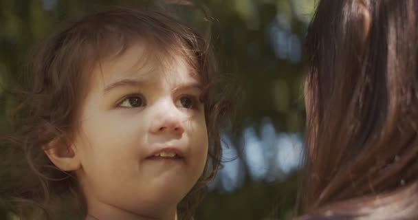 Mutter Und Kleinkind Erkunden Park Nach Langer Sperrung Filmmaterial Aus — Stockvideo