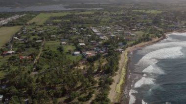 Porto Riko kıyı şeridinin kayalık bir bölgesinin havadan görünüşü. Sinematik 4K çekim kuruyor.