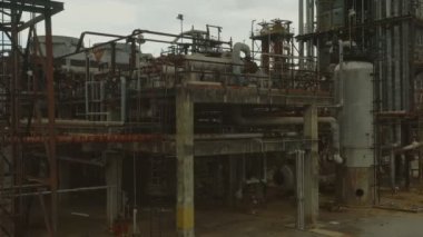 Terk edilmiş bir petrol rafinerisinin havadan çekim görüntüleri. Sinematik 4K görüntüleri.