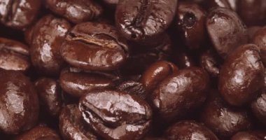 Koyu kahve çekirdeğinin Macro Shot 'u. 4K RAW 'da bir sinema kamerasında çekildi..