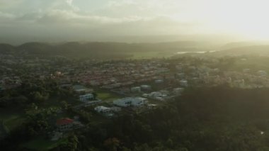 Puerto Rico 'da bir sahil kasabasının havadan çekilmiş görüntüleri. Sinematik 4K görüntüleri.