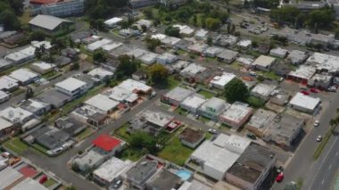 Toronto 'nun kenar mahallelerinin sonbahar renklerinde havadan çekilmiş görüntüleri. Sinematik 4K görüntüleri.