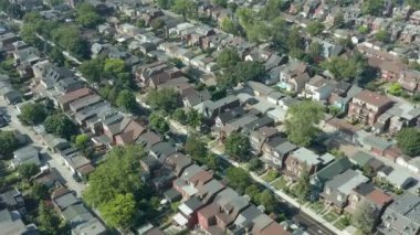 Toronto 'nun kenar mahallelerinin sonbahar renklerinde havadan çekilmiş görüntüleri. Sinematik 4K görüntüleri.