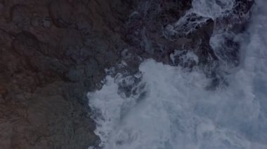 Porto Riko kıyı şeridinin kayalık bir bölgesinin havadan görünüşü. Sinematik 4K çekim kuruyor.