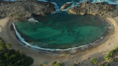 Porto Riko 'daki Playa Mar Chiquita Sahili' nin çekimleri. Sinematik 4K görüntüleri.