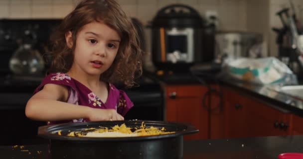 Kleinkind Mädchen Hilft Bei Der Herstellung Von Makkaroni Und Käse — Stockvideo