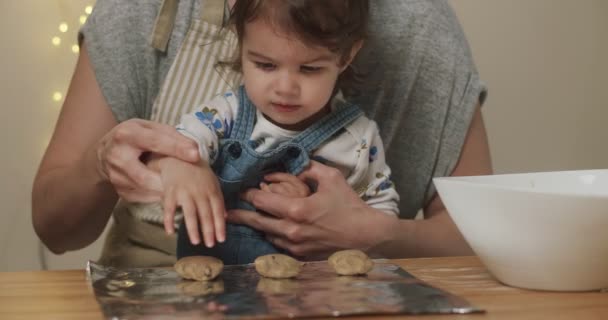 Милая Малышка Помогает Маме Печь Печенье Съемка Raw Кинокамеру — стоковое видео