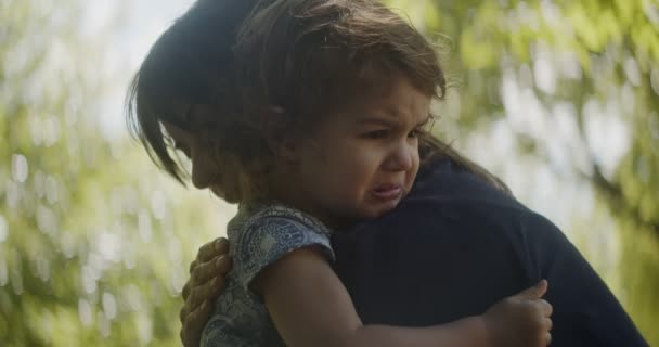 妈妈弯腰哭哭哭啼啼的小女孩 真实的生活 坦率的镜头 — 图库视频影像