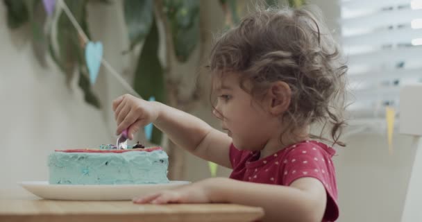 Småbarnsflicka Firar Födelsedag Covid Nedstängning Bilder Från Verkliga Livet Skjuten — Stockvideo