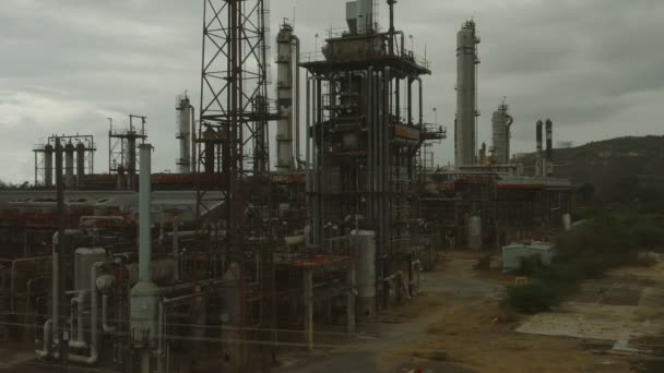 Luchtfoto Van Een Verlaten Olieraffinaderij Filmbeelden Van — Stockvideo