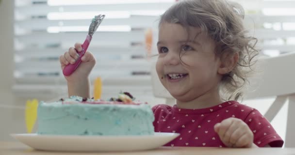 Malutka Dziewczynka Świętująca Urodziny Podczas Zamknięcia Covid Prawdziwe Nagranie Nakręcony — Wideo stockowe