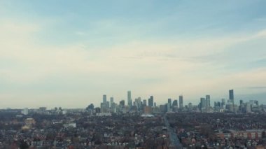 Toronto 'nun kenar mahallelerinin sonbahar renklerinde havadan çekilmiş görüntüleri. Sinematik 4K görüntüleri.