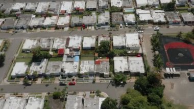 Toronto 'nun kenar mahallelerinin sonbahar renklerinde havadan çekilmiş görüntüleri. Sinematik 4K görüntüleri.