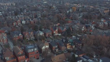 Toronto 'nun kenar mahallelerinin sonbahar renklerinde havadan çekilmiş görüntüleri. Sinematik 4K görüntüleri.